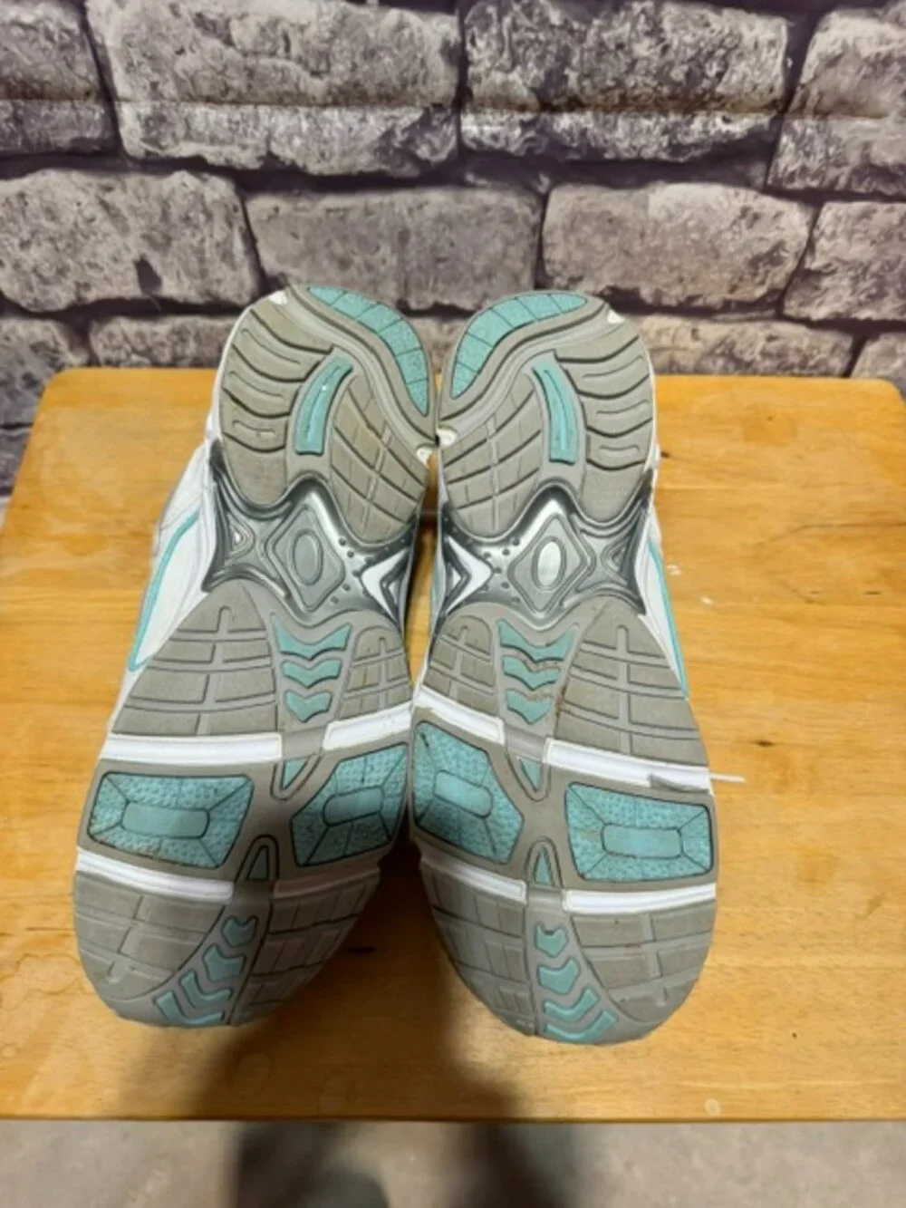 Vionic White & Turquoise Lace Up Sneakers Size 9